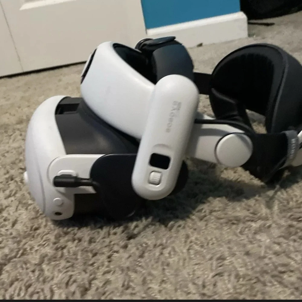 VR Headset with Adjustable Strap - White and Black 512 GB Quest 3 Nothing wrong